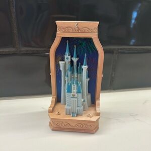 2013 Hallmark Ornament Disney Cinderella Castle with Music and Lights
